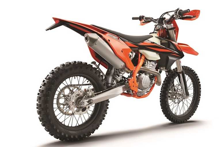 Die Viertakt-Enduros (hier die 350er) kommen mit überarbeitetem Fahrwerks-Setup und orangem Rahmen
