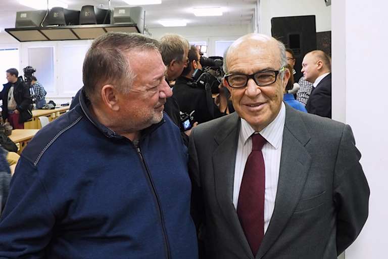 SPEEDWEEK.com-Mitarbeiter Jiri Miksik mit Dorna-CEO Carmelo Ezpeleta