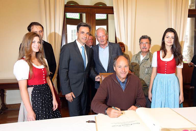 Gerhard Berger durfte sich in das Goldene Buch der Stadt Graz eintragen