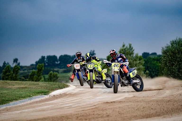 Valentino Rossi zwischen Luca Marini und Marco Bezzecchi auf seiner Ranch
