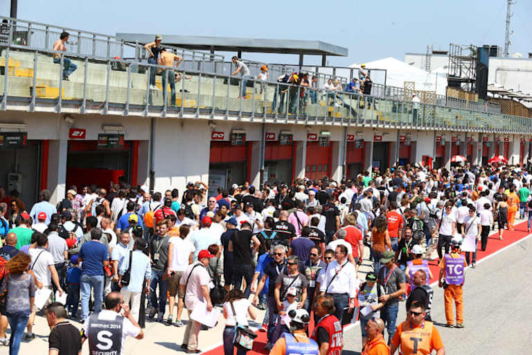 Viele Fans in Imola sind auf ein Sykes-Autogramm aus