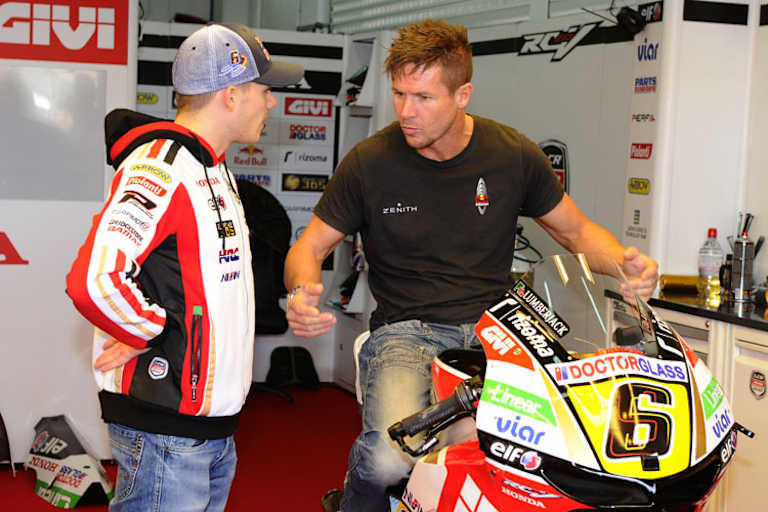 Zwei Sportler beim Fachsimpeln: Stefan Bradl, Felix Baumgartner