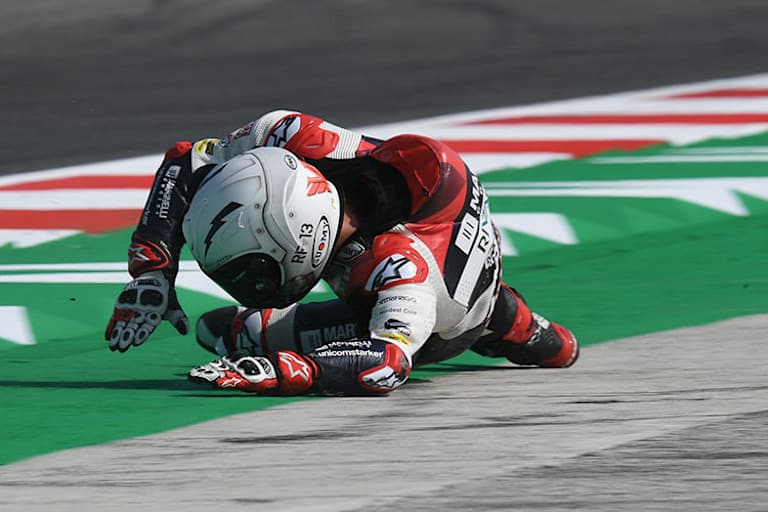 Ein Bild sagt mehr als 1000 Worte: Tiefer kann man nicht fallen. Romano Fenati nach einem Misano-Crash am Freitag