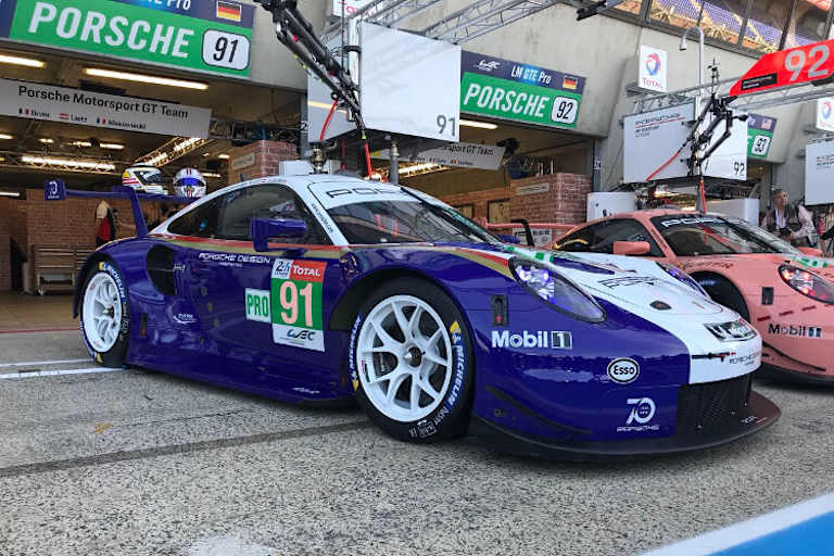 Im Rothmans-Schema: Der Porsche von Richard Lietz, Gianmaria Bruni und Frédéric Makowiecki