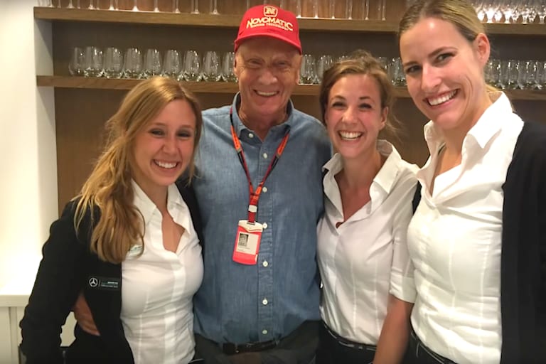 Niki Lauda in charmanter Gesellschaft