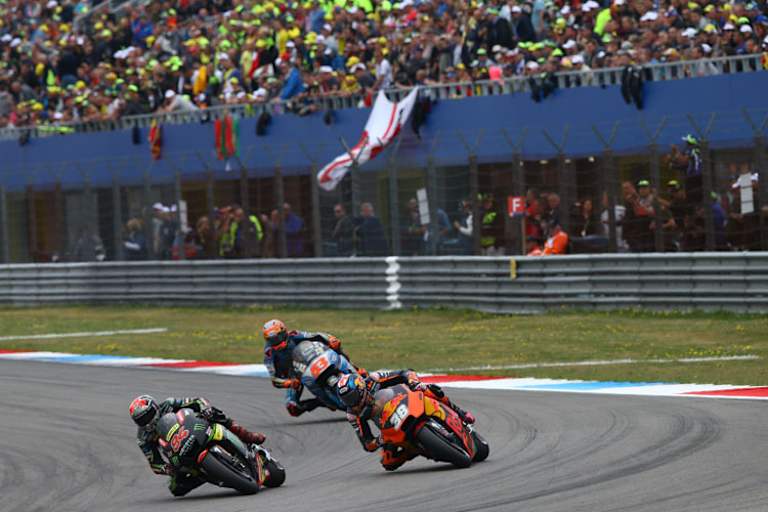 Im Rennen von Assen: Jonas Folger vor Bradley Smith (38) und Rabat