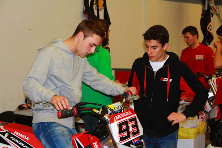 Jonas Folger durfte auf der Honda von Márquez probesitzen