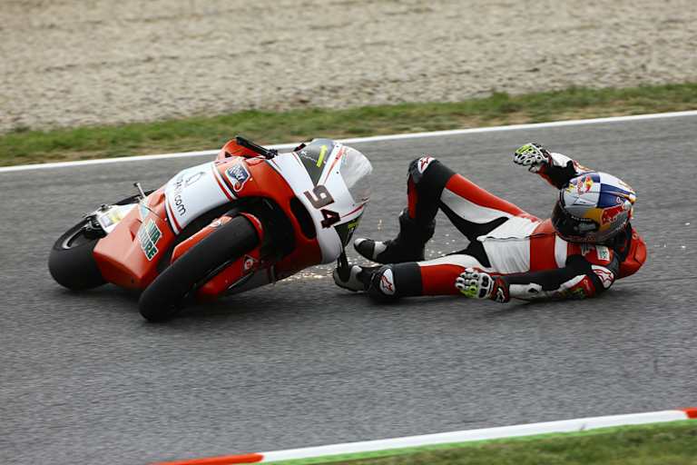 Nach diesem Crash verbesserte sich Jonas Folger noch auf 1:47,701 min – in der 14. und letzten FP2-Runde