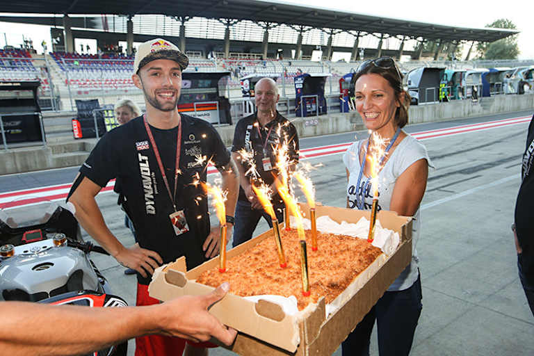 Folger mit seinem Geburtstagskuchen und Mutter Anka