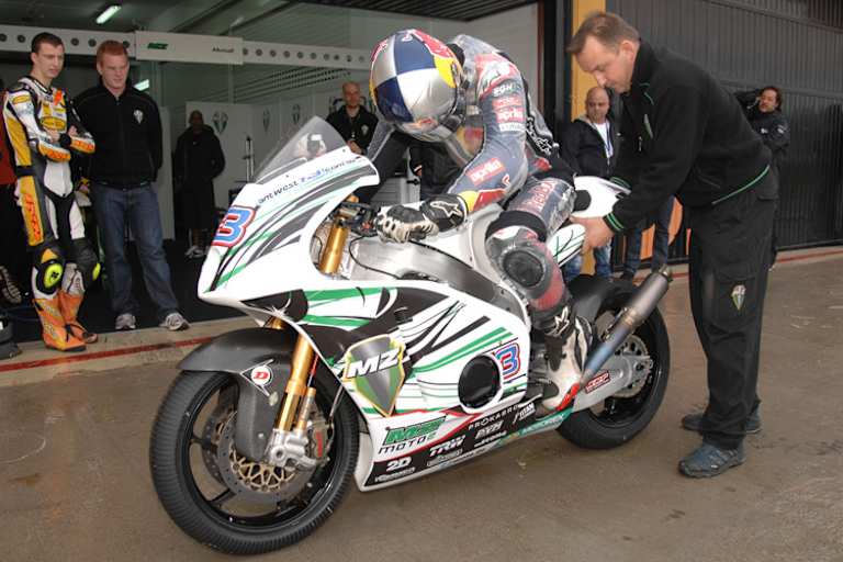 November 2011 in Valencia: Einige Proberunden im Nassen auf der Moto2-MZ