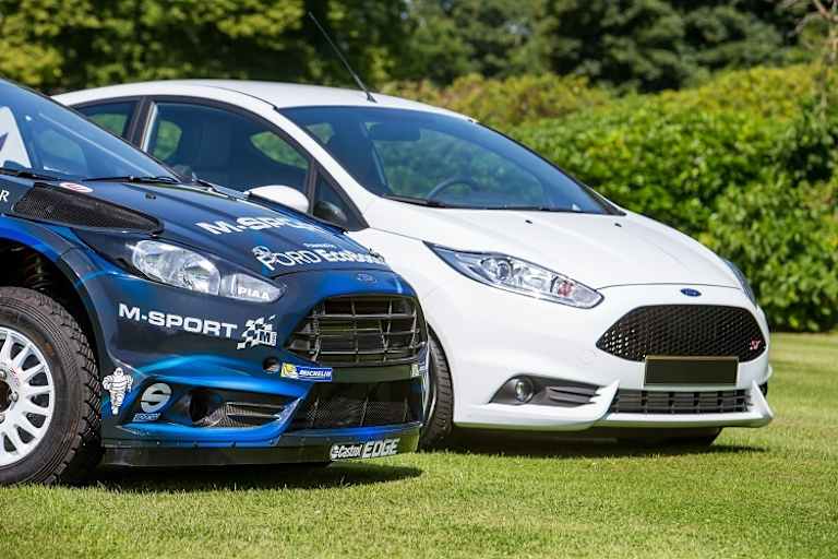 Der neue Ford Fiesta RS WRC (li.)