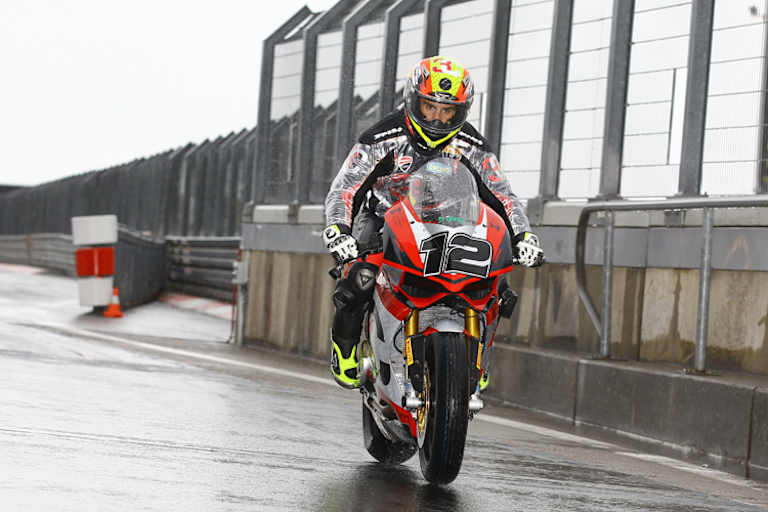 Im Regen wird der Spanier Dritter