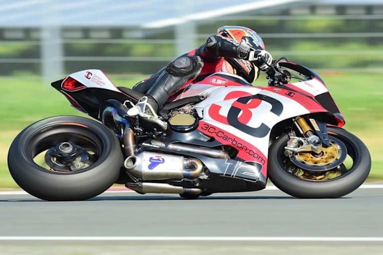 Javier Fores ist seinem Kollegen auf den Fersen