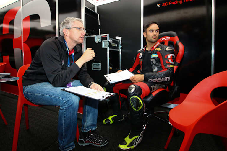 Der Spanier (re.) erhält Tipps von Ex-IDM-Meister Martin Bauer