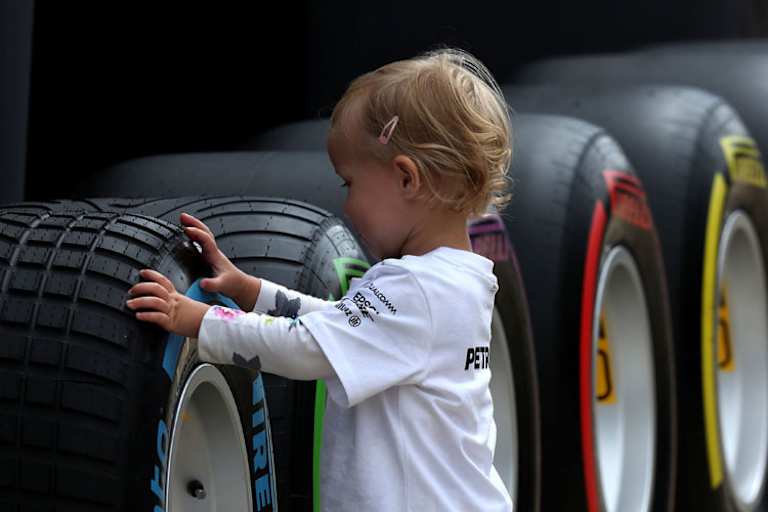 Das sehen die Formel-1-Verantwortlichen gerne: Eine junge Formel-1-Liebhaberin nimmt die Regenreifen genauer unter die Lupe