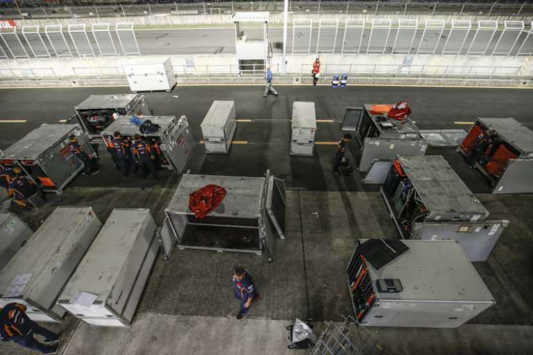 In solchen Containern werden die Bikes und Ersatzteile für den Transport bereit gestellt