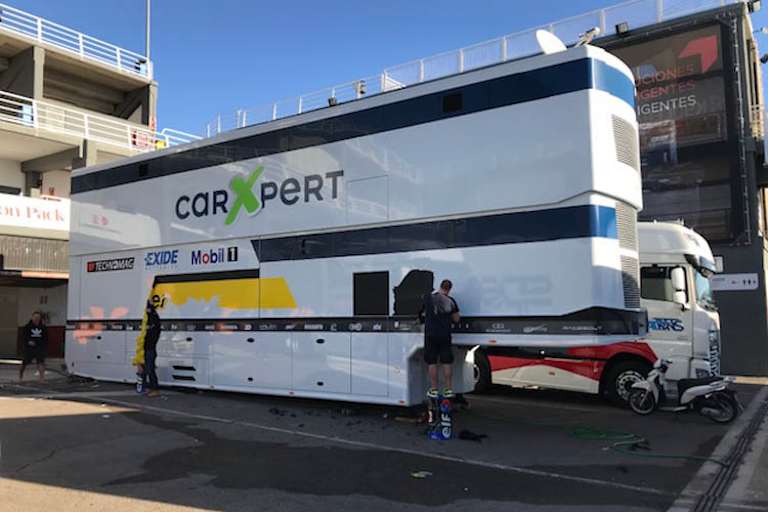 Montagfrüh in Valencia: Beim CGBM-Lkw werden die Sponsoraufschriften entfernt 