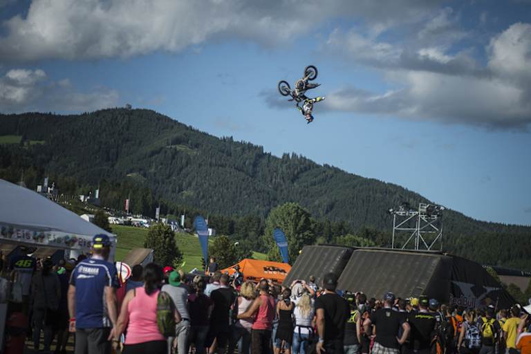 Die Motocross-Freestyle-Show ist atemraubend