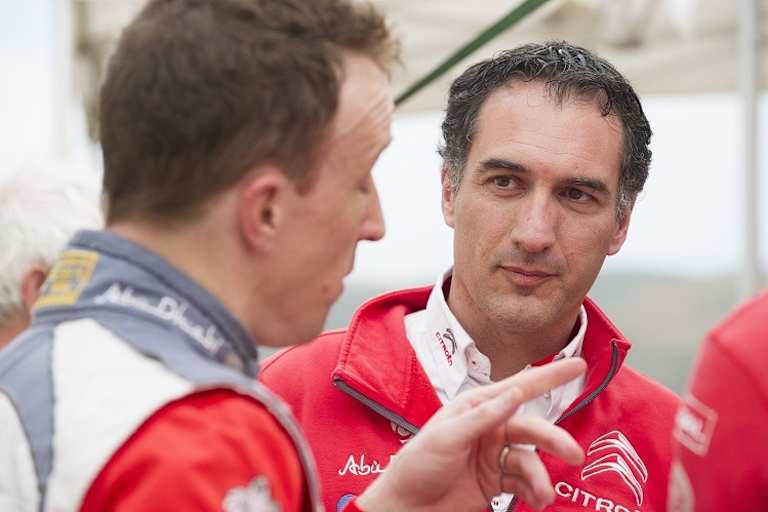 Kris Meeke (li.) im Gespräch mit Laurent Fregosi (re.)
