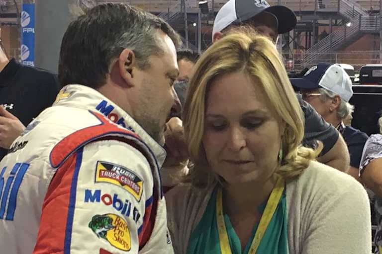 Die Journalistin Jenny Fryer mit Tony Stewart