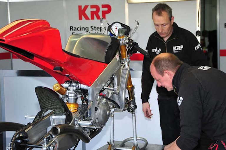 Die Zeit drängte: Bei KRP wurden die neuen Motoräder in Valencia an Ort und Stelle aufgebaut