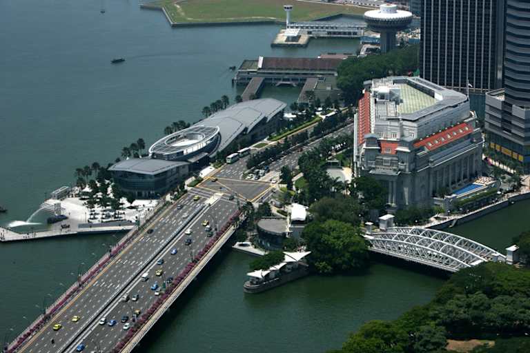 Die Anderson-Brücke (rechts) von oben, dann Kurve 13 vor dem Fullerton-Hotel links in den Esplanade Drive hinein
