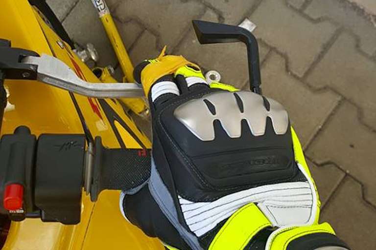 Die Hand des MV Piloten tut wieder