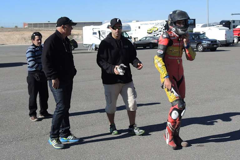 Gabriel Ramos (h. li. Mentor Carlos Lavado) blieb beim Sturz unverletzt