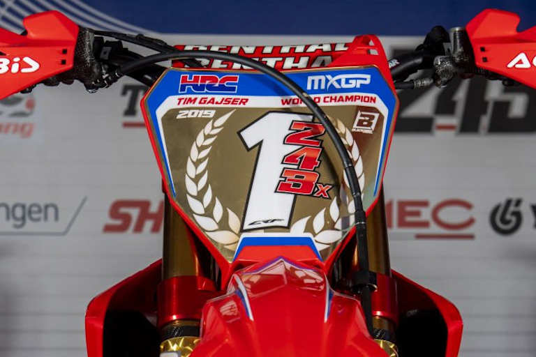 Tim Gajser könnte in der WM die Startnummer 1 tragen, er behält die Startnummer 243, weil sie eine große Bedeutung hat