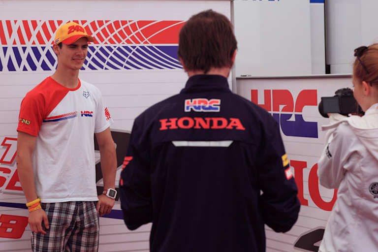 Hier wird im Paddock schon ein kleiner Werbeclip für den slowenischen Heim-Grand-Prix aufgenommen