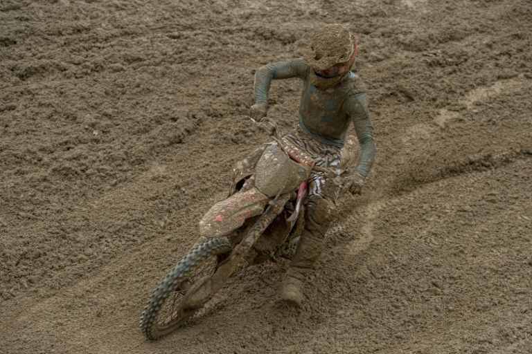 Zu diesem Zeitpunkt war Gajser noch mit Schutzbrille unterwegs