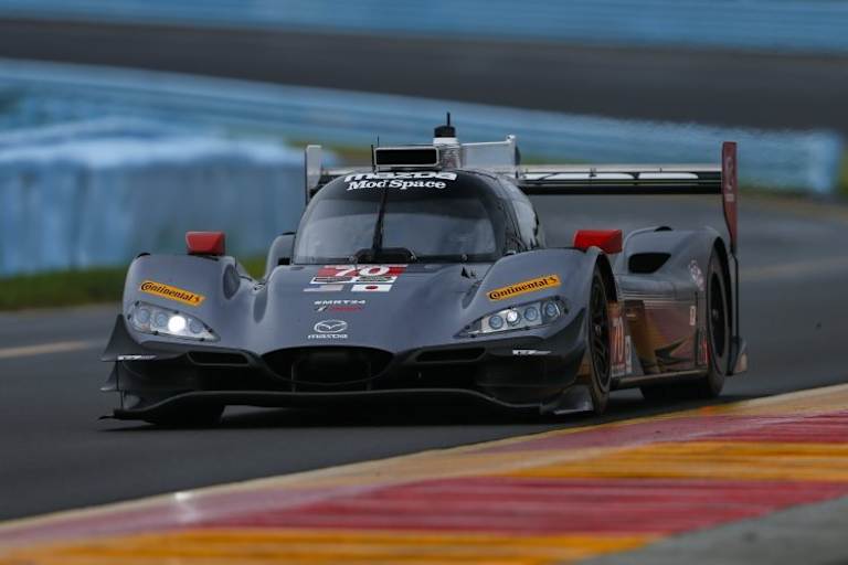 Beide Mazda DPi fahren in einer unterschiedlichen Grundfarbe