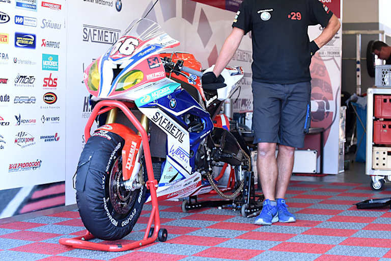 Am Donnerstagmorgen war die BMW nach dem Sturz wieder aufgebaut