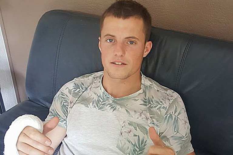 Nach der ersten OP zuhause auf der Couch