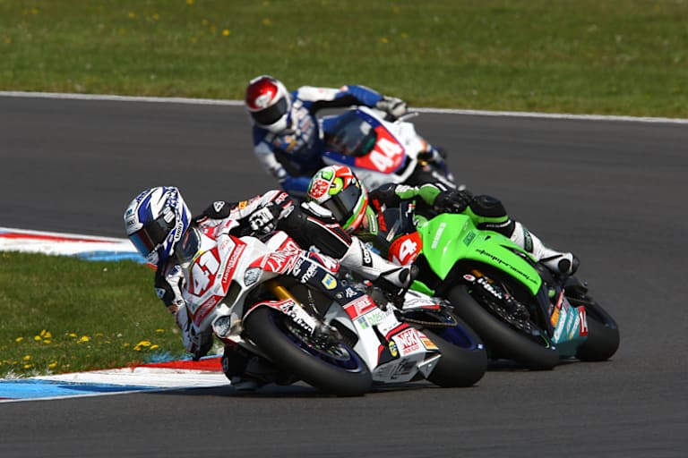 Die IDM Supestock-Fahrer können mit den IDM Superbikern mithalten