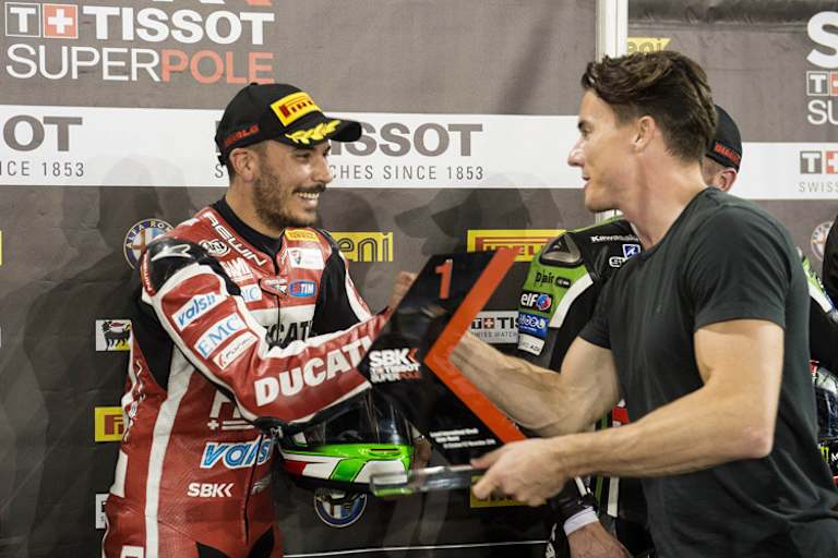 Davide Giugliano bekam die Trophäe von James Toseland