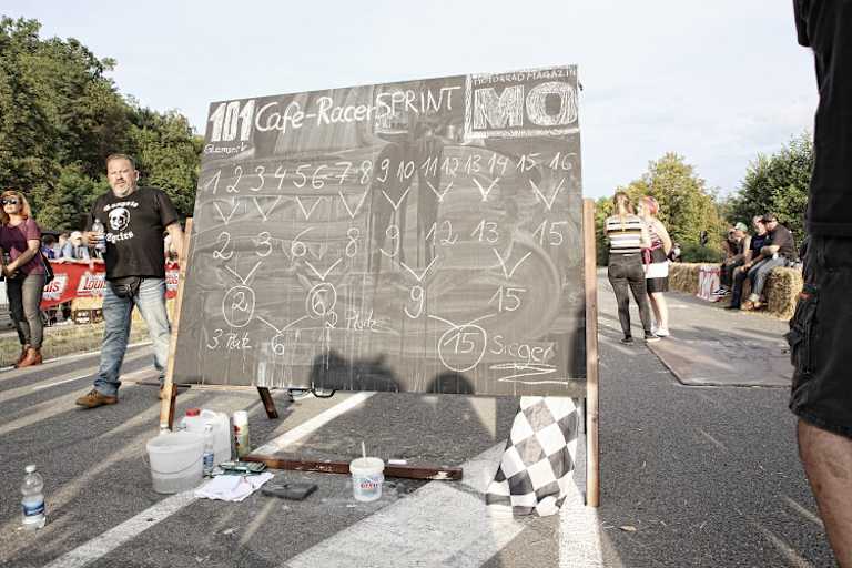 Fahrer gegen Fahrer, der Sieger kommt weiter, der Verlierer ist draußen