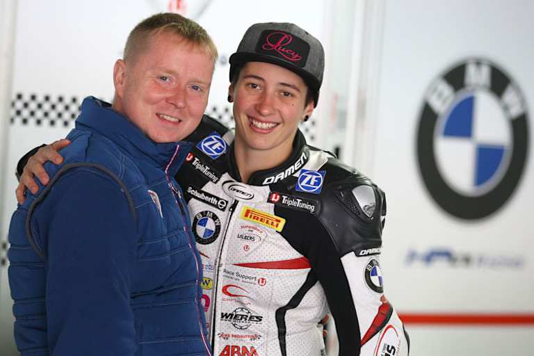 Glöckner mit ihrem Physiotherapeuten