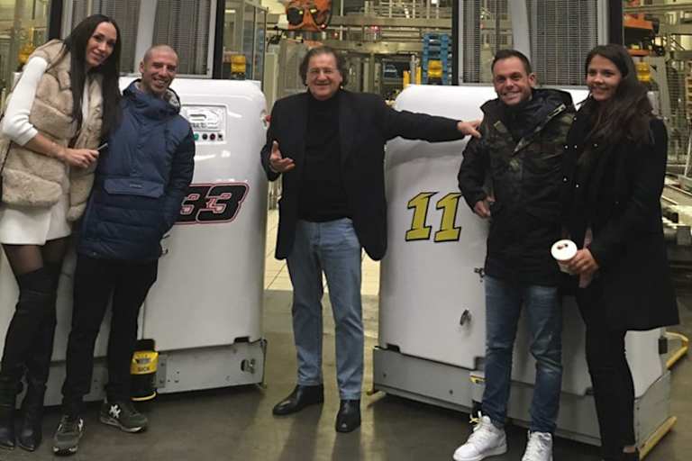 Pata-Chef Remo Gobbi (Mitte) lud die Rennfahrer samt Frauen zum Werksbesuch ein