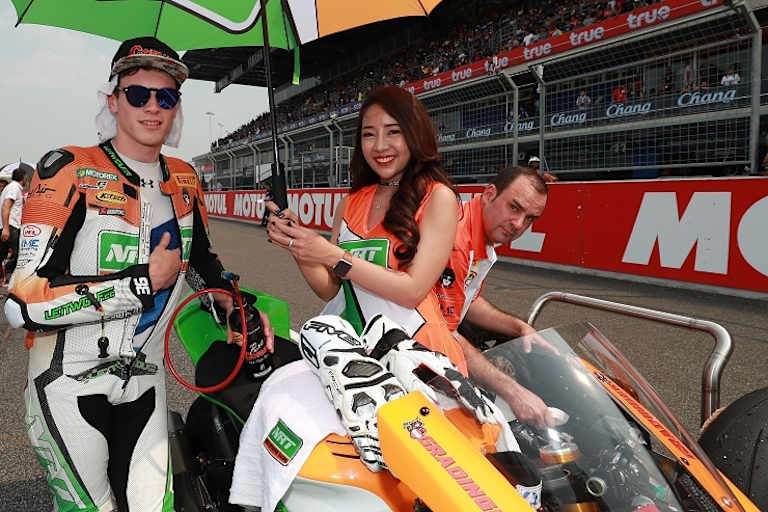 Bereits vor dem Start war für den 21-Jährigen ausreichend Kühlung notwendig