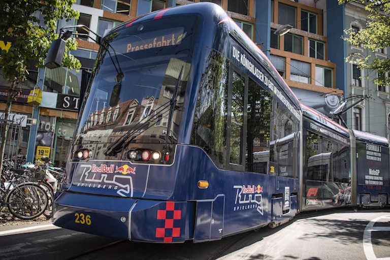 Die Grazer Tram im Design der Rennstrecke