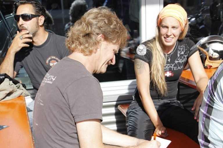 Angie Watalet auf Harley-Davidson