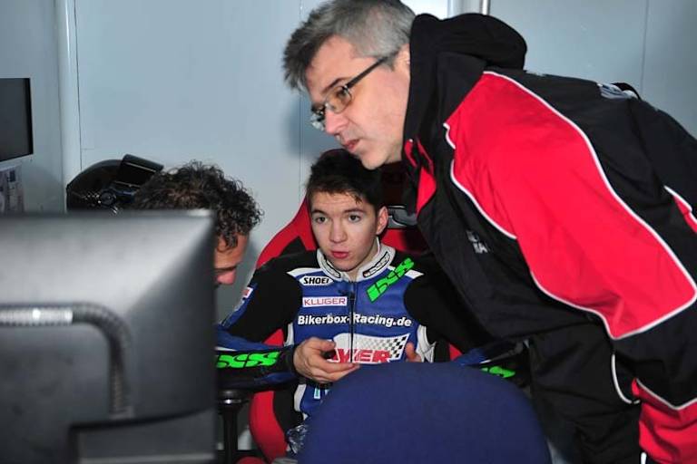 Techniker Jochen Kiefer und Luca Grünwald bei der Arbeit