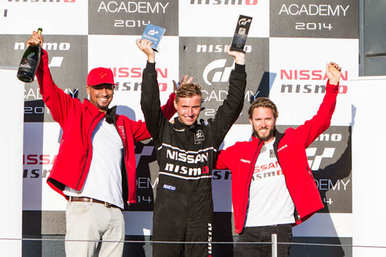 Gassner jubelt mit den GT-Academy-Juroren Nick Heidfeld und J.P. Kraemer
