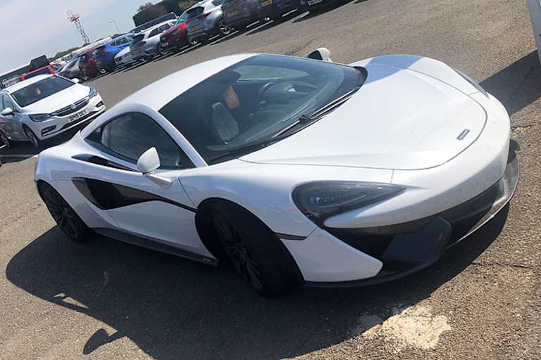 Jetzt parkt der McLaren im P1-Sektor im Paddock