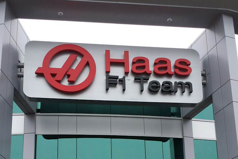 Ein Formel-1-Werk entsteht: Das neue Firmenschild wurde kürzlich angebracht