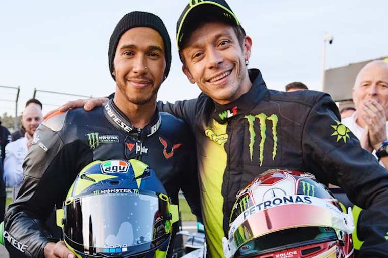 GP-Stars unter sich: Valentino Rossi und Lewis Hamilton haben zusammen 15 WM-Titel