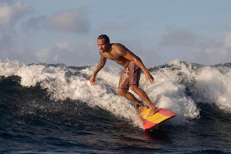 Auch auf dem Surfbrett macht der Weltmeister eine gute Figur 