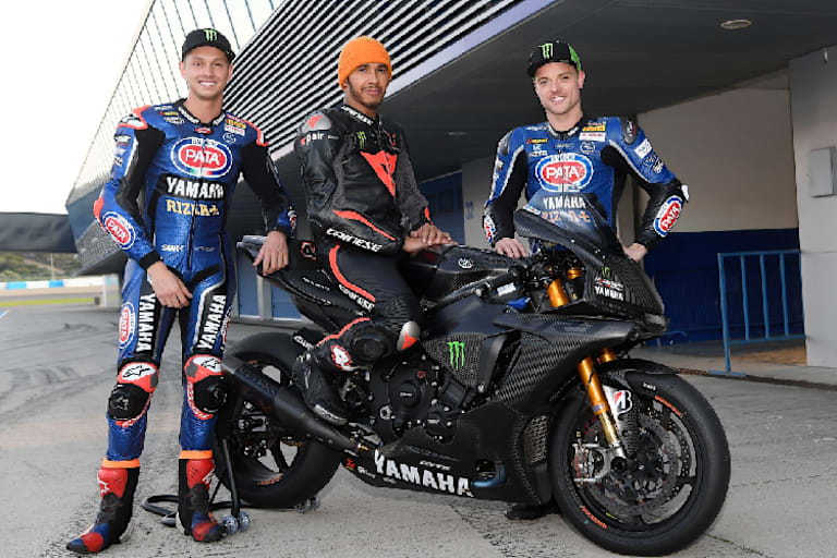 Die Yamaha-Werkspiloten und Lewis Hamilton