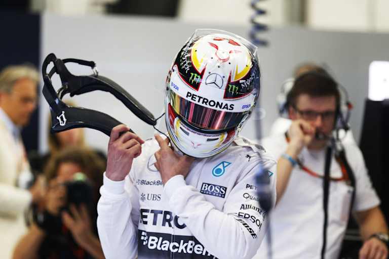 Lewis Hamilton mit einem HANS